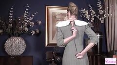 Tetona británica milf madura Holly Kiss disfruta de una paja de oficina en medias de nylon