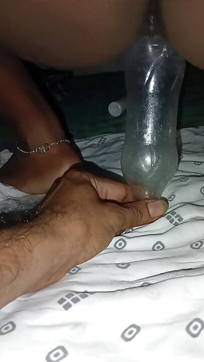 দেশি ইন্ডিয়ান ভাবী বোতলটি পছন্দ করে