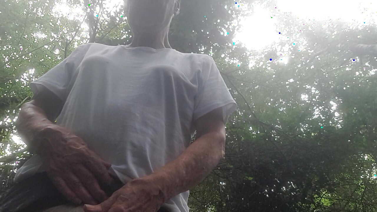 Pakai rok di hutan