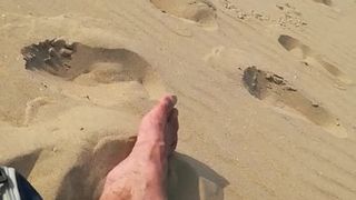 Masturbandose en la playa