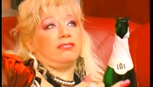 Pelacur dewasa gemuk dengan pakaian mengebor lubangnya dengan botol dan pisang