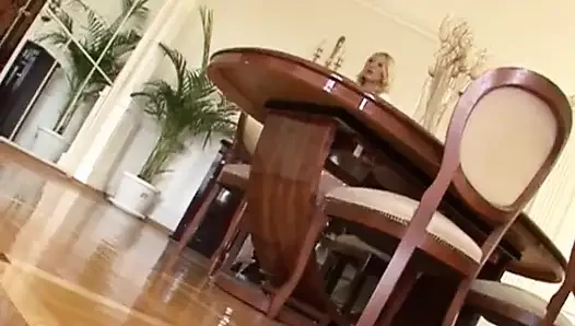 Тонизирующее тело юной шлюшки вымаливает многократных кримпаях