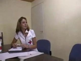 Dokter wanita muda tergoda oleh pasien tua