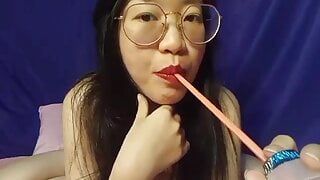 Супер сексуальная азиатская девушка показывает киску и пьет сок 1