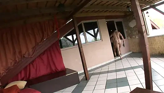 Zwei schlampen nehmen schwänze in ihre beiden löcher