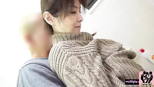 Badputz-hausfrau bekommt überraschungsbesuch zu hause. Muscle guy schließt sich an, wildes 3p geht außer Kontrolle!