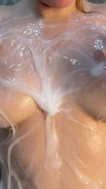 精子で覆われたジューシーな自然な胸 | クリップ 2