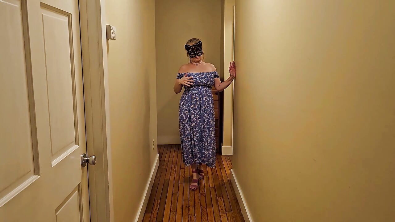 Real milf tem peitos enormes e adora mostrá-los a Todo Mundo