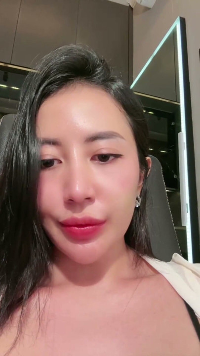 A GIRL WHO WANTS TO MAKE A VIDEO CALL | Clip 1