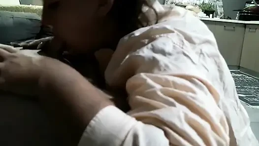 Sekreter sabah ofisimde sakso çekiyor