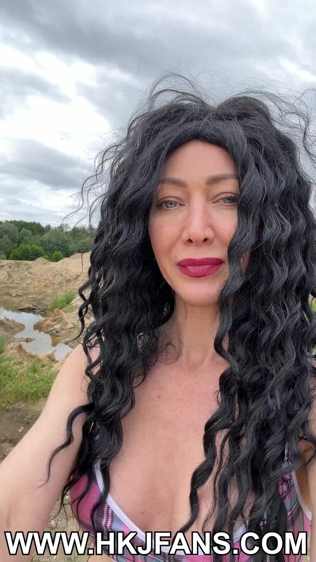 Büyük video hotkinkyjo mrhankey'den büyük goliath dildosunu sikiyor, kum madeninde anal yumruk sokma ve sarkma