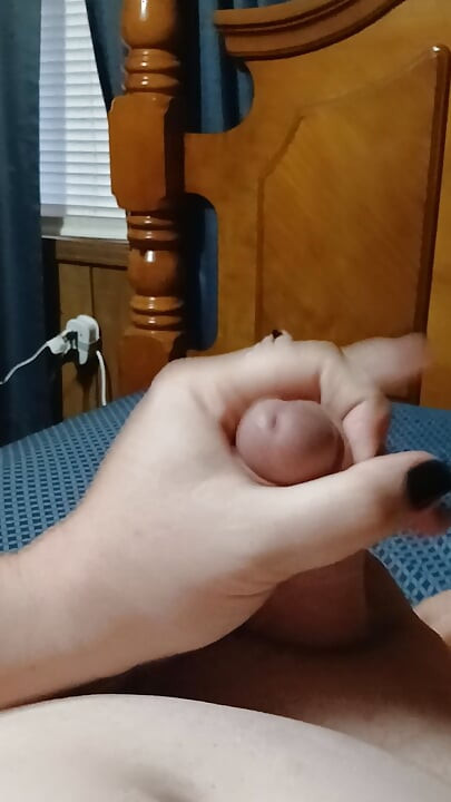 恥ずかしがり屋の小さなチンコシシーが終わった後、カメラの外で自慰し、小さな射精を食べる