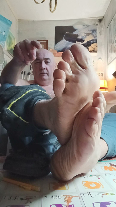 ¡Muestro mis buenas y grandes patas apestosas!
