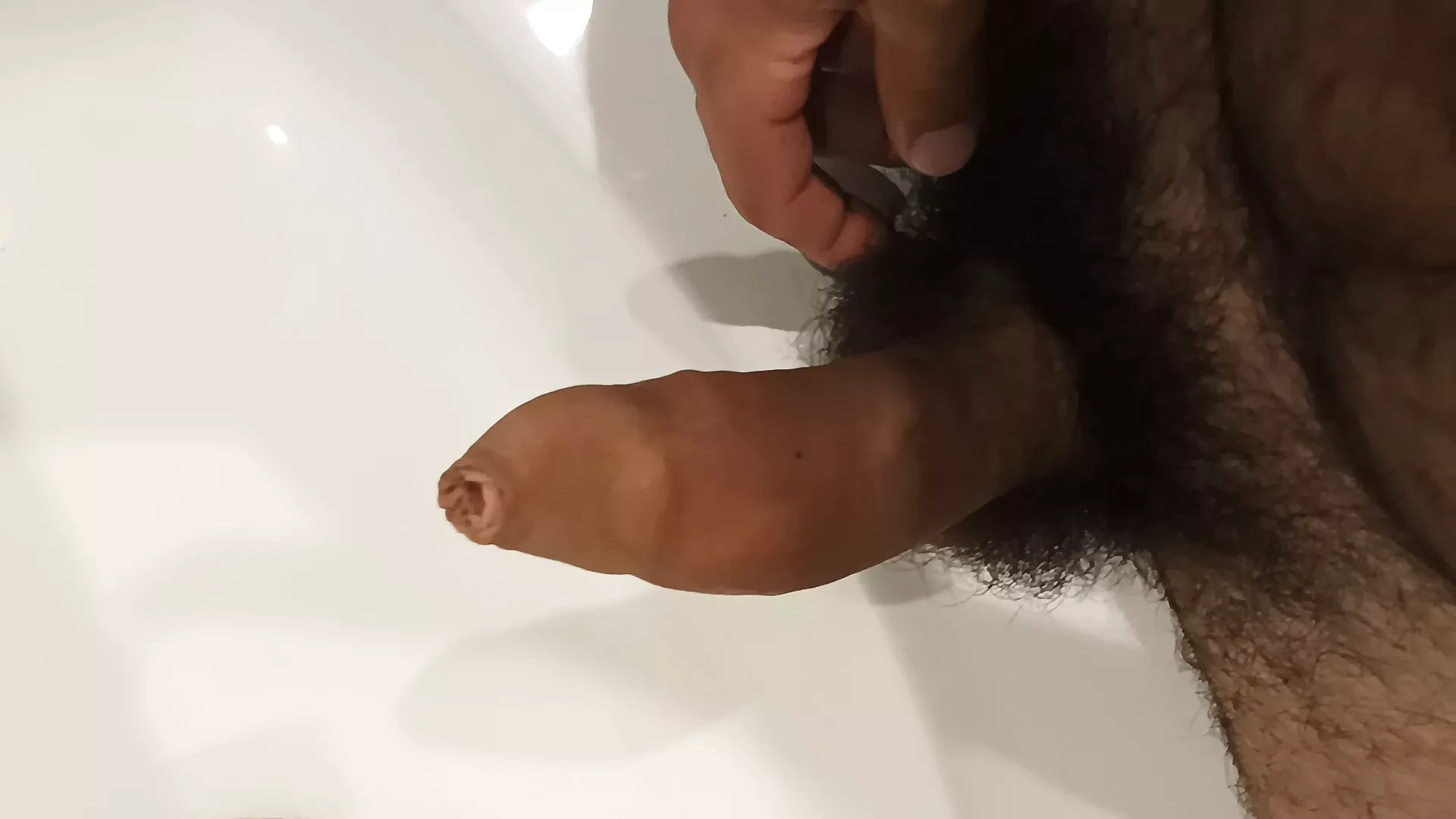 Pau amador mijando no chuveiro no banheiro