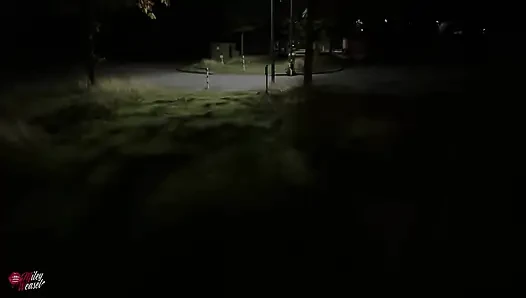 Kelepçeli itaatkâr sarışın anal kamuoyunda aşağılandı!!