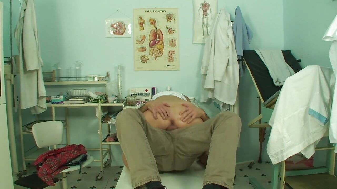O gagică sexy se apleacă în timp ce o pulă uriașă intră în pizda ei rasă din spate