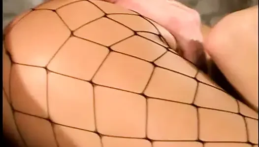 Geiles blondes kÃ1/4ken pumpt auf seinen heißen freund während sie auf dem sofa liegt