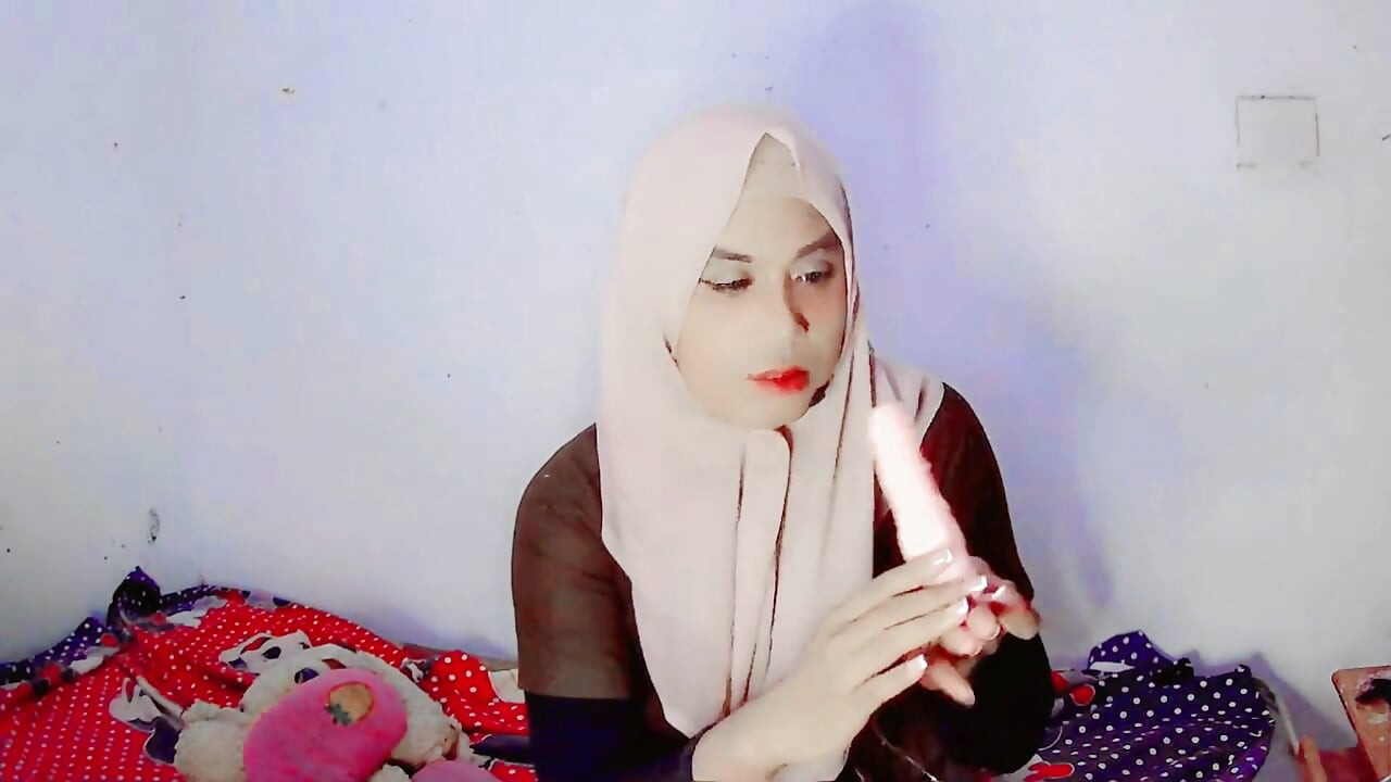 Indonesische Sissy Hijab, anale jungfräulichkeit verloren