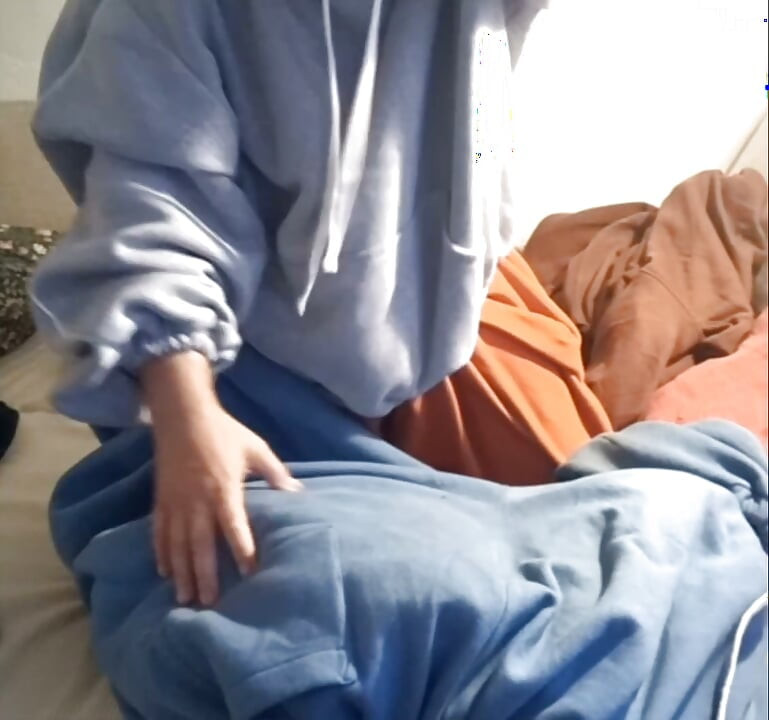 穿着宽松运动服游泳