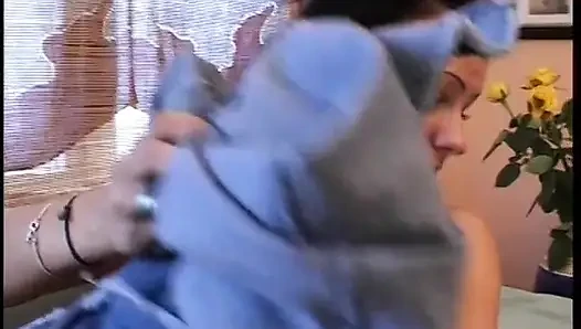 Cewek menggoda bersenang-senang ketika dia suka