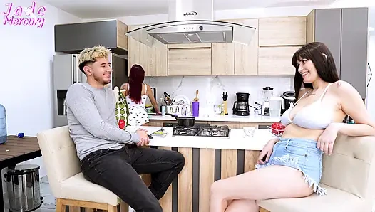 Ich Besuche Die Nachbarin Wegen Zucker, Aber Ihr Mann Schenkt Mir Einen Penis