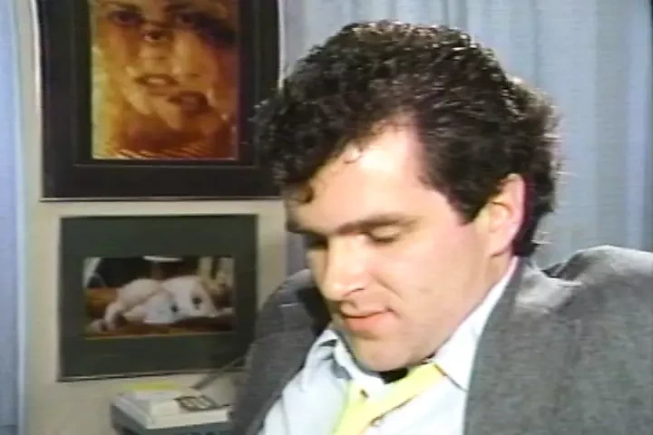 完美的身体秘书用她的鸡巴骑乘技巧取悦老板