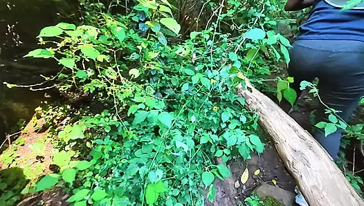 Orta yaşlı seksi kadın amını yediriyor ve nehirde sikiliyor