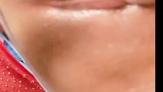 Morgens in einem Zelt mit einem 18-jährigen mädchen