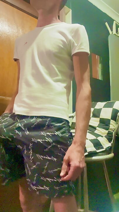 Mengusap batang keras saya