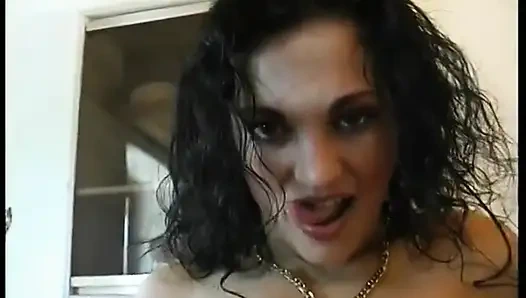 Она ляжет на стол и начинает играть со своим горячим местом