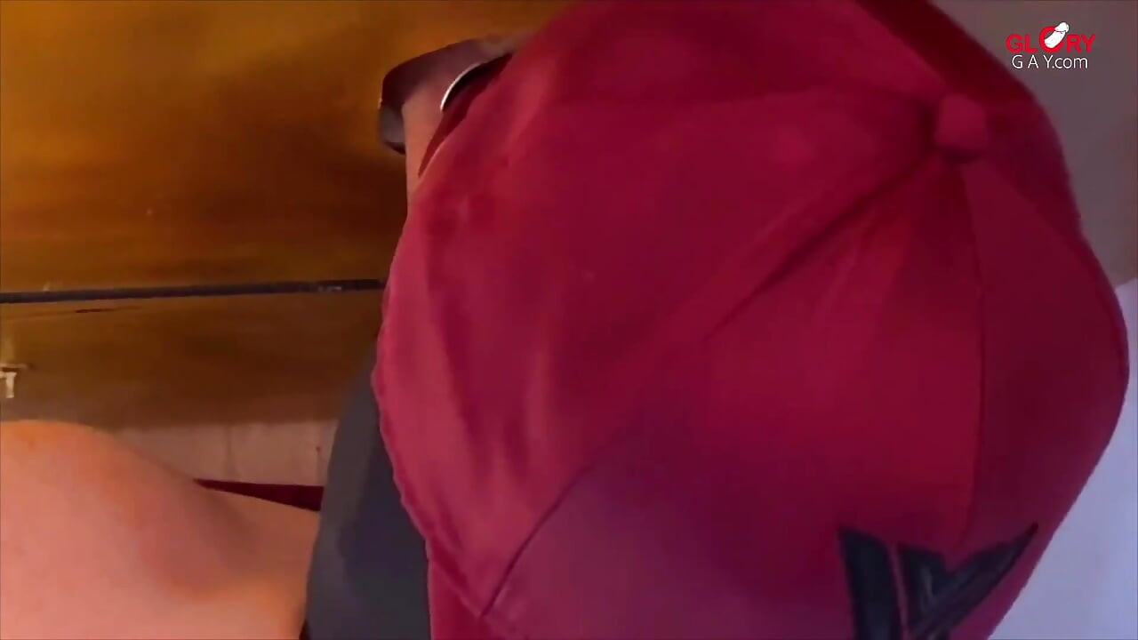 Devasa uzun penisli genç adam boğazımı sikip boşaldığım için