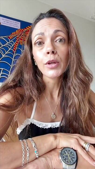 Servitoarea perfectă cu instrucțiuni de masturbare- matură sexy îi trimite angajatorului un mesaj video