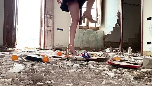 Давили под каблуками