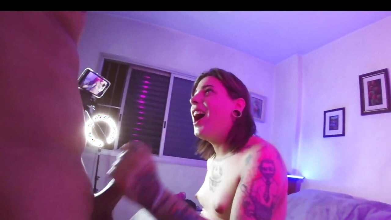 สาวข้ามเพศ Emma Ink ดูดครีมเฆี่ยนเพื่อนบ้านและปล่อยให้เขาน้ําลายไหลทั้งหมดแล้วโดนน้ํานมในปากเธอ