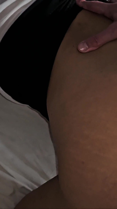 Incroyable levrette anale dense et sexy dans un cul élastique étroit avec creampie