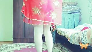 Mignon avant l’éjaculation jambes sexy, transsexuelle transsexuelle mignonne avec jupe de danseuse du ventre
