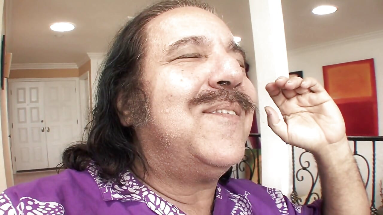 Efsanevi porno yıldızı Ron Jeremy sulu genç bir esmeri içeride sikiyor