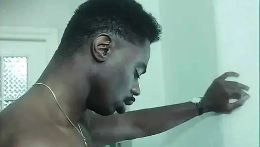 Этому зрелому члену нужны два члена — один белый, один чёрный