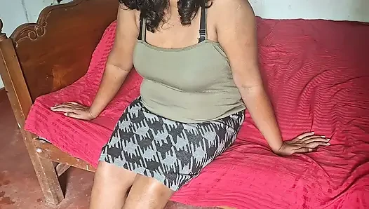 Stiefmutter probiert sexy Kleidung an und teasert ihren perfekten MILF-Körper