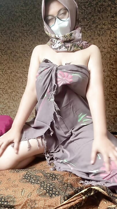 Again! VIRAL Kemben Girl Masturbates Until Peeing