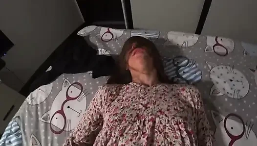 Istri yang tidak setia meniduri teman-temannya di pantat. Selingkuh asli