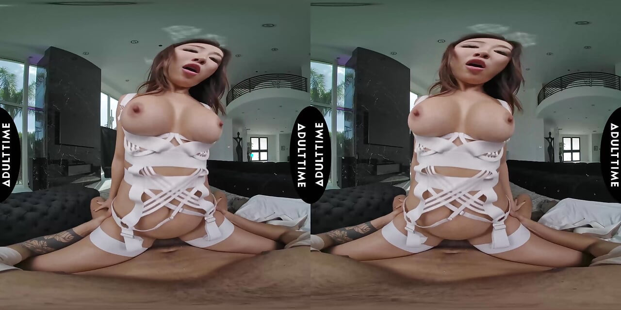 Up Close VR - Nicole Doshi Mengambil Kawalan Dalam Cowgirl VR Sudut pandangan pertama dengan tetek besar menunggang tegar