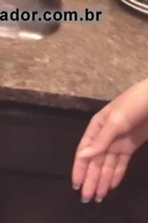 Mutfak lavabosunda ateşli bir kızı sikiyor