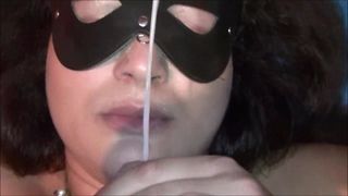 Камшот на лицо толстушки 32 в маске в видео от первого лица
