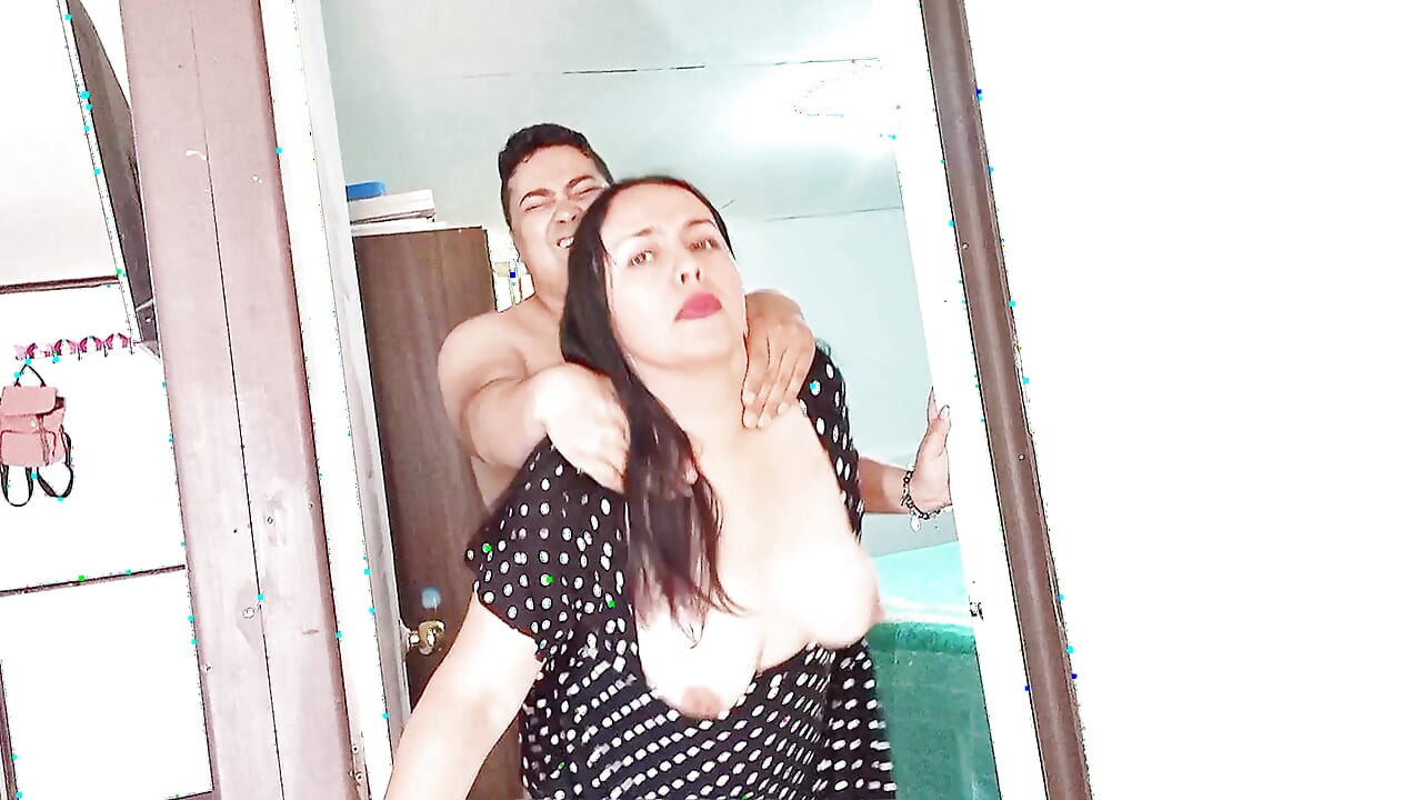 Enquanto meu amigo está tomando banho, eu fodo sua esposa.