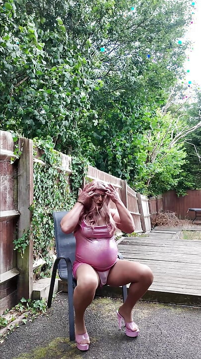 Crossdresser kellycd2022 în rochia mea roz lucioasă, ciorapi și tocuri fără cusături