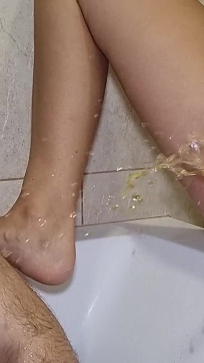 애널 섹스 전에 엉덩이를 청소하는 마누라. 관장. 24901년 4월