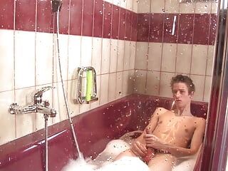 Sexy schwule jungs in der badewanne genießen squirting mit sperma