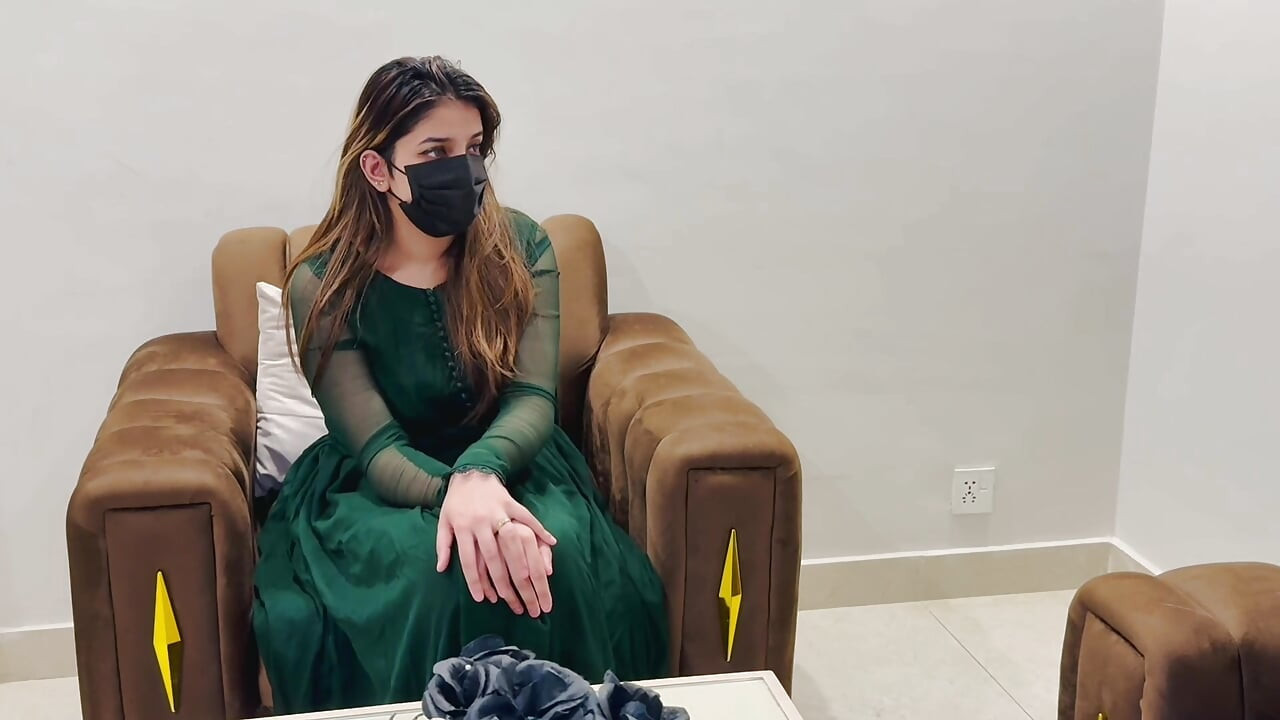 我丈夫的老板给了我一个机会，我无法拒绝，但他会像荡妇一样操我