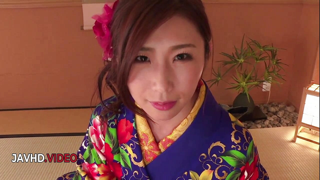 Ayumi shinoda穿着诱人的和服在直播中提供令人惊叹的口交